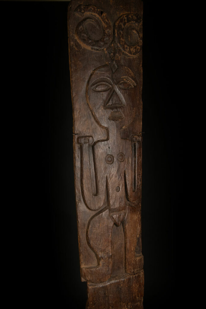 Very beautiful and massive ancestral panel from the Paiwan tribe, dating from the 19th century, carved with a nude female ancestor wearing a headdress formed by two intertwined snakes facing away from each other. A truly remarkable piece.