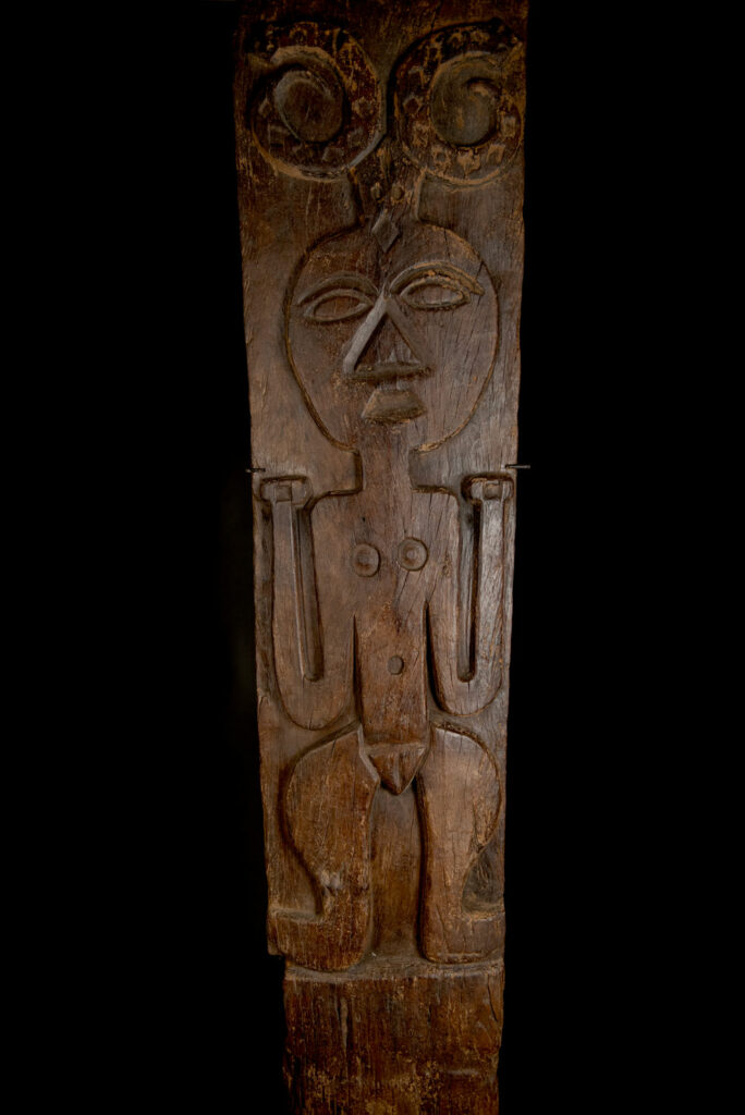Very beautiful and massive ancestral panel from the Paiwan tribe, dating from the 19th century, carved with a nude female ancestor wearing a headdress formed by two intertwined snakes facing away from each other. A truly remarkable piece.