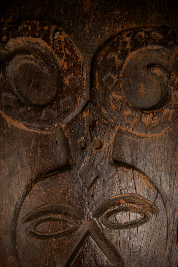 Very beautiful and massive ancestral panel from the Paiwan tribe, dating from the 19th century, carved with a nude female ancestor wearing a headdress formed by two intertwined snakes facing away from each other. A truly remarkable piece.