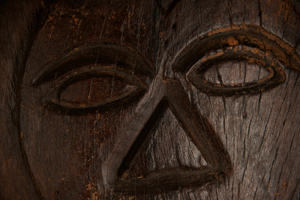 Very beautiful and massive ancestral panel from the Paiwan tribe, dating from the 19th century, carved with a nude female ancestor wearing a headdress formed by two intertwined snakes facing away from each other. A truly remarkable piece.