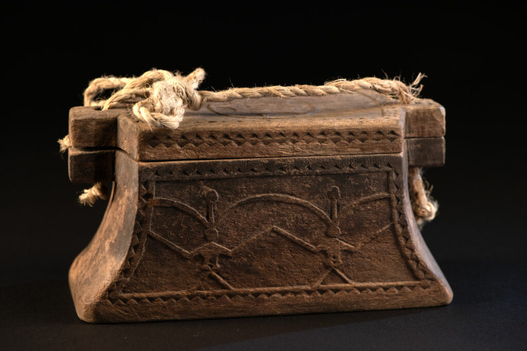 Fisherman’s box from the Yami (Tao) tribe, in a form typical of this culture, carved with the god Magamaog on both sides and the canoe eye on the lid. The lid is tied to the box with a cord to prevent it from being lost at sea.