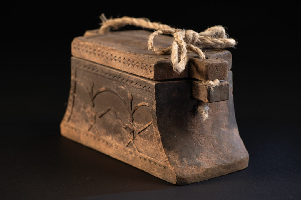 Fisherman’s box from the Yami (Tao) tribe, in a form typical of this culture, carved with the god Magamaog on both sides and the canoe eye on the lid. The lid is tied to the box with a cord to prevent it from being lost at sea.