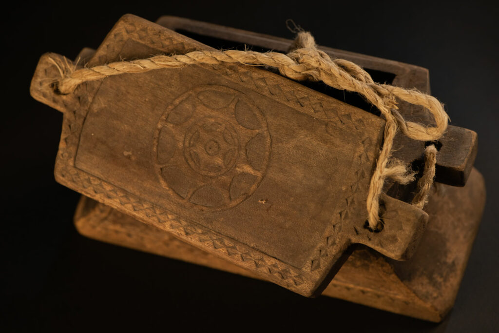 Fisherman’s box from the Yami (Tao) tribe, in a form typical of this culture, carved with the god Magamaog on both sides and the canoe eye on the lid. The lid is tied to the box with a cord to prevent it from being lost at sea.