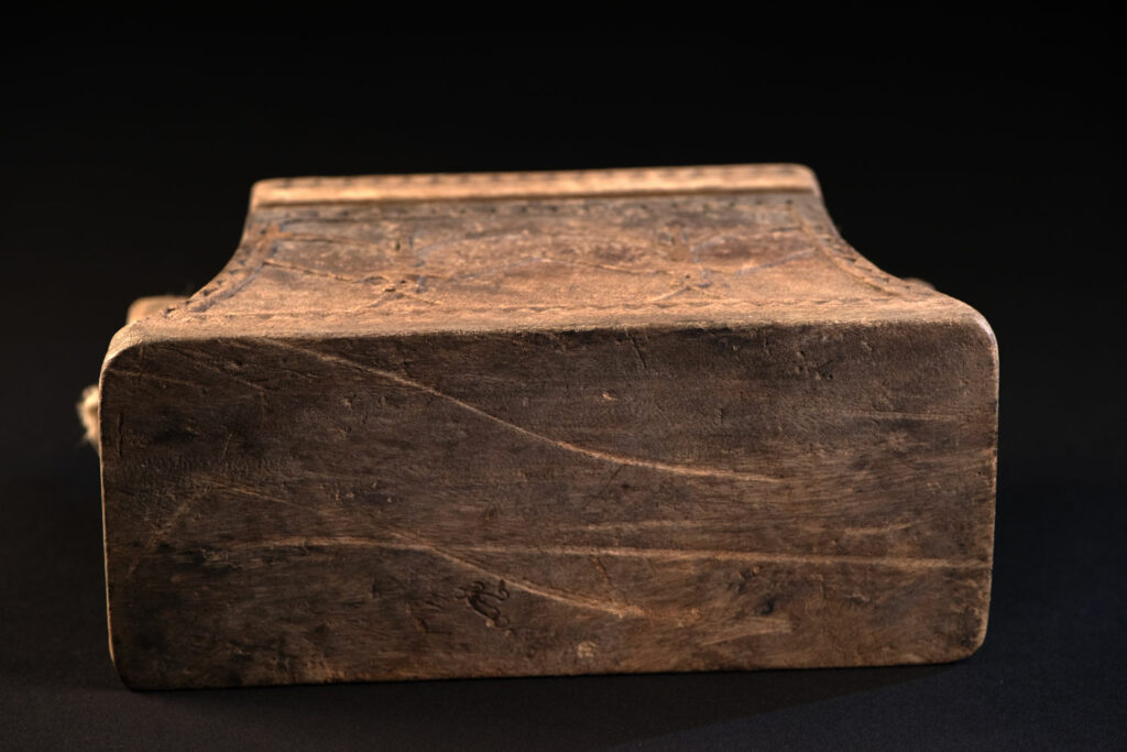 Fisherman’s box from the Yami (Tao) tribe, in a form typical of this culture, carved with the god Magamaog on both sides and the canoe eye on the lid. The lid is tied to the box with a cord to prevent it from being lost at sea.