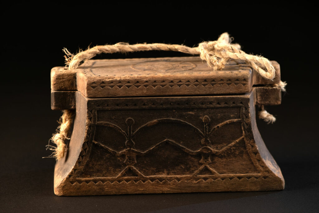 Fisherman’s box from the Yami (Tao) tribe, in a form typical of this culture, carved with the god Magamaog on both sides and the canoe eye on the lid. The lid is tied to the box with a cord to prevent it from being lost at sea.