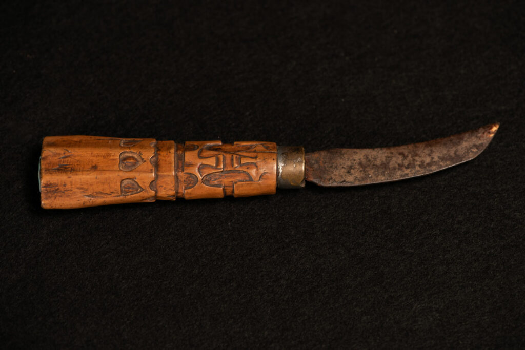 Small knife from the Paiwan tribe with a carved wooden handle. This sheath less knife was mainly used for skinning hunted animals.