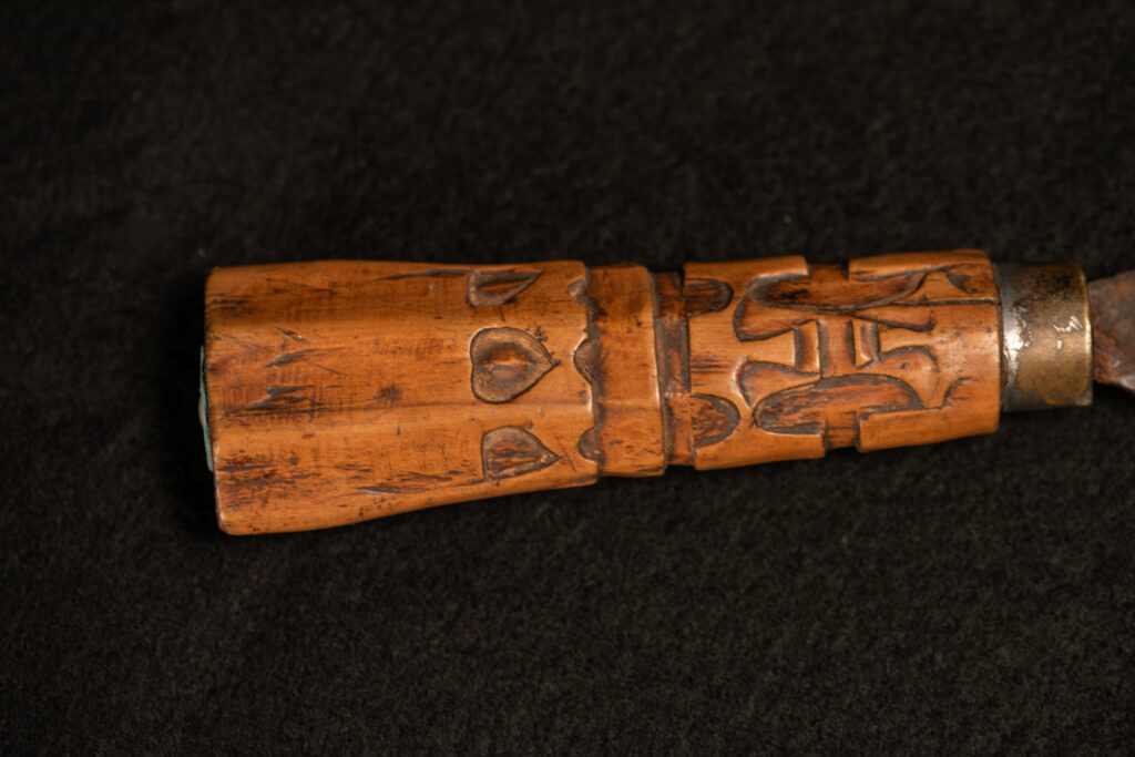 Small knife from the Paiwan tribe with a carved wooden handle. This sheathless knife was mainly used for skinning hunted animals.