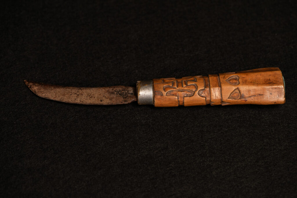 Small knife from the Paiwan tribe with a carved wooden handle. This sheathless knife was mainly used for skinning hunted animals.