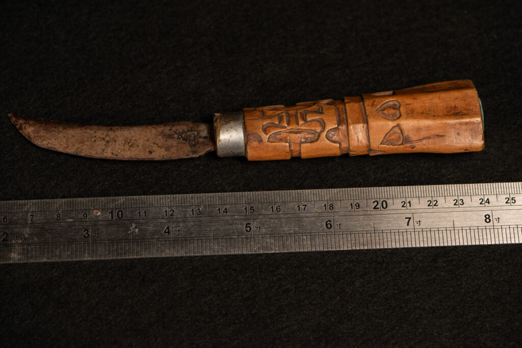 Small knife from the Paiwan tribe with a carved wooden handle. This sheath less knife was mainly used for skinning hunted animals.
