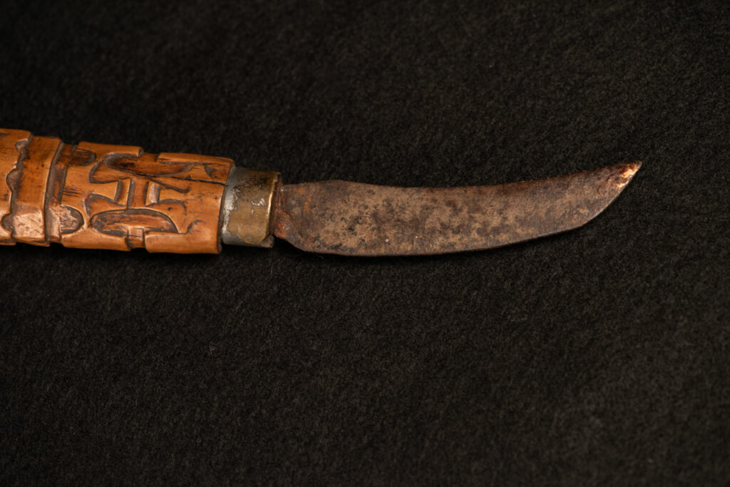 Small knife from the Paiwan tribe with a carved wooden handle. This sheath less knife was mainly used for skinning hunted animals.
