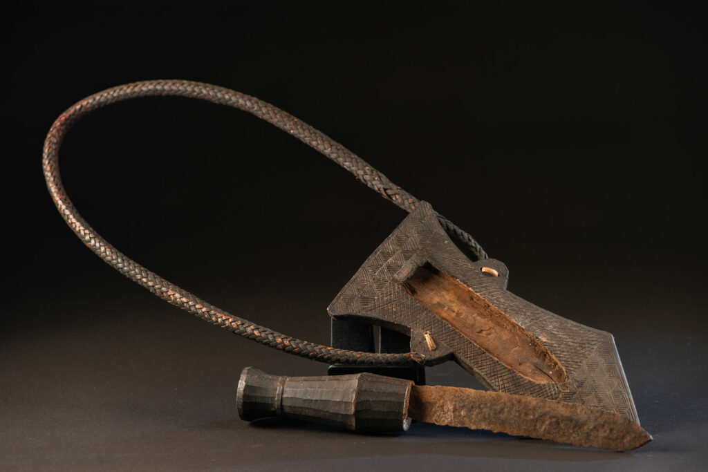 Knife Takkurus of the Yami tribe. Knife ‘Takkurus’ and carved sheath of the Yami (Tao) tribe, used in rituals to combat evil spirits. This knife is carved on its shealth with magamaog, the deity and geometric patterns