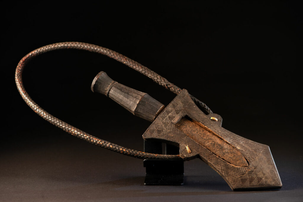 Knife Takkurus of the Yami tribe. Knife ‘Takkurus’ and carved sheath of the Yami (Tao) tribe, used in rituals to combat evil spirits. This knife is carved on its shealth with magamaog, the deity and geometric patterns