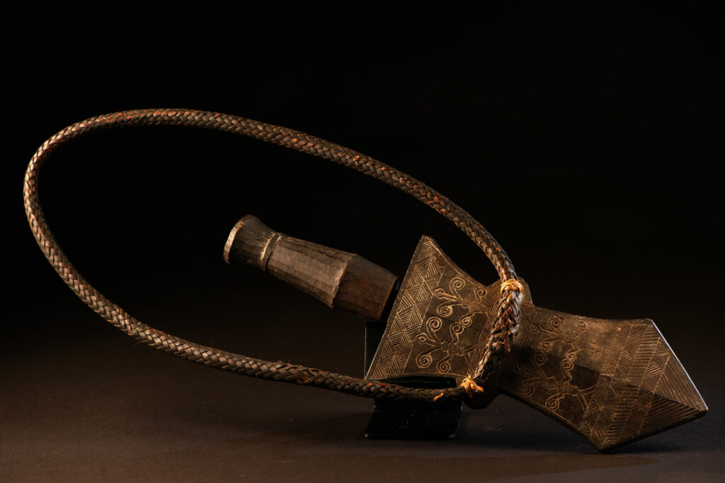 Knife Takkurus of the Yami tribe. Knife ‘Takkurus’ and carved sheath of the Yami (Tao) tribe, used in rituals to combat evil spirits. This knife is carved on its shealth with magamaog, the deity and geometric patterns