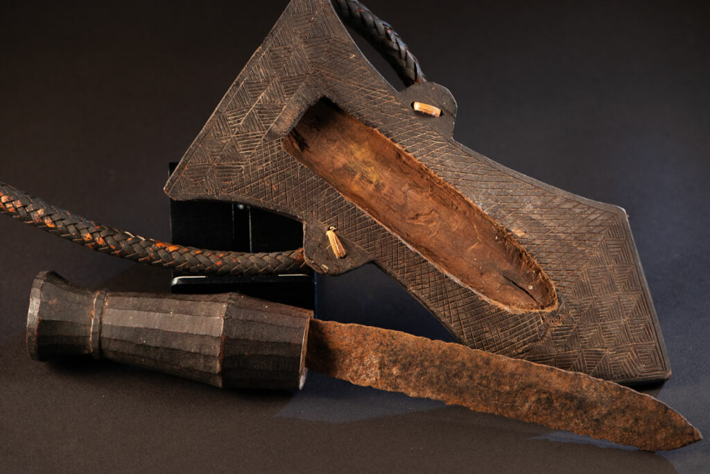 Knife Takkurus of the Yami tribe. Knife ‘Takkurus’ and carved sheath of the Yami (Tao) tribe, used in rituals to combat evil spirits. This knife is carved on its shealth with magamaog, the deity and geometric patterns