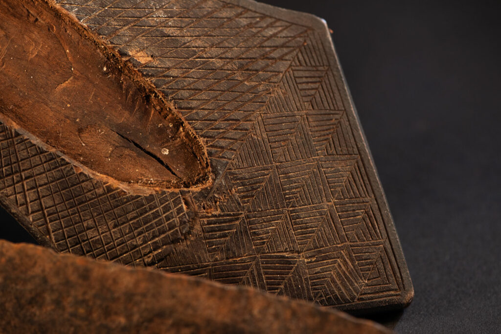 Knife Takkurus of the Yami tribe. Knife ‘Takkurus’ and carved sheath of the Yami (Tao) tribe, used in rituals to combat evil spirits. This knife is carved on its shealth with magamaog, the deity and geometric patterns