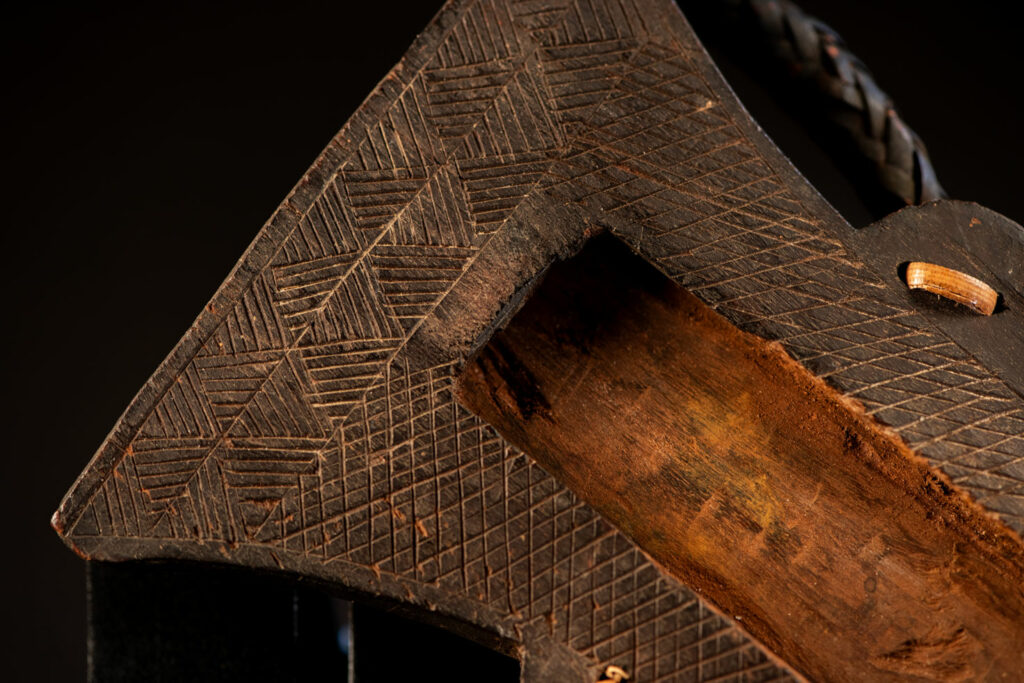 Knife Takkurus of the Yami tribe. Knife ‘Takkurus’ and carved sheath of the Yami (Tao) tribe, used in rituals to combat evil spirits. This knife is carved on its shealth with magamaog, the deity and geometric patterns