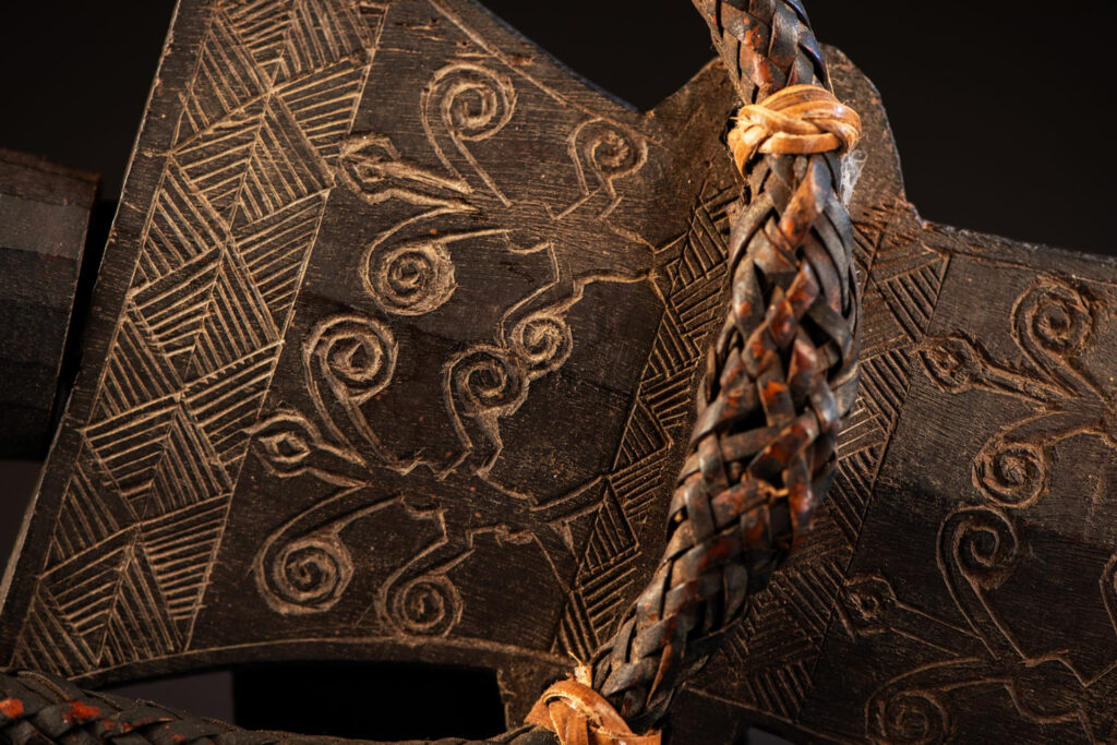 Knife Takkurus of the Yami tribe. Knife ‘Takkurus’ and carved sheath of the Yami (Tao) tribe, used in rituals to combat evil spirits. This knife is carved on its shealth with magamaog, the deity and geometric patterns