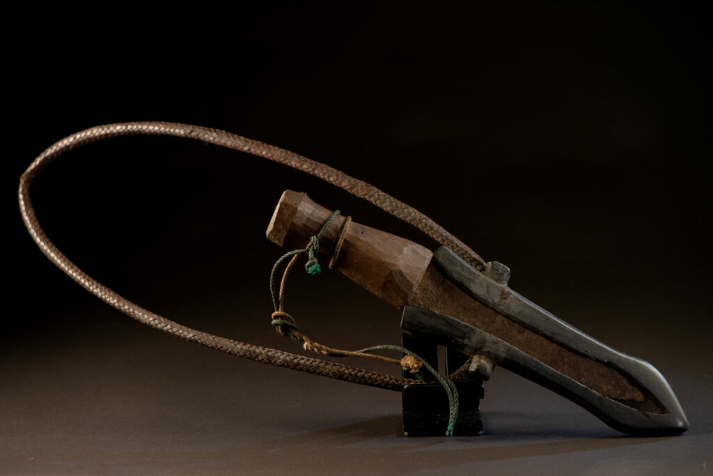 Knife Takkurus of the Yami tribe Knife ‘Takkurus’ and carved sheath of the Yami (Tao) tribe, used in rituals to combat evil spirits. This knife is carved on its shealth with geometric patterns