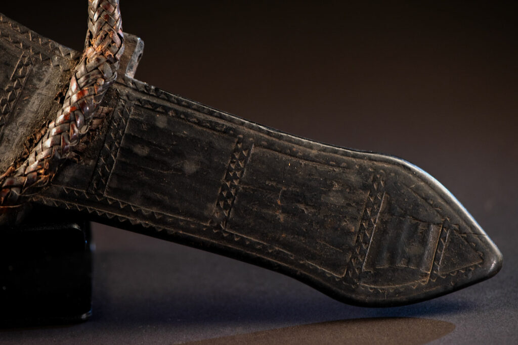 Knife Takkurus of the Yami tribe Knife ‘Takkurus’ and carved sheath of the Yami (Tao) tribe, used in rituals to combat evil spirits. This knife is carved on its shealth with geometric patterns