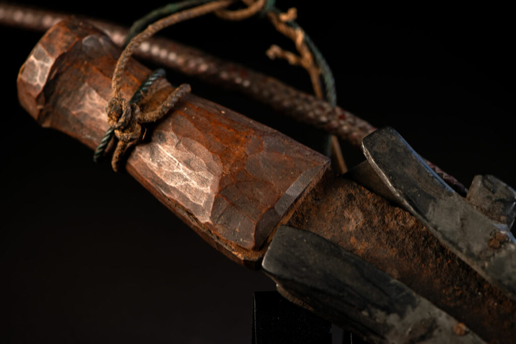 Knife Takkurus of the Yami tribe Knife ‘Takkurus’ and carved sheath of the Yami (Tao) tribe, used in rituals to combat evil spirits. This knife is carved on its shealth with geometric patterns