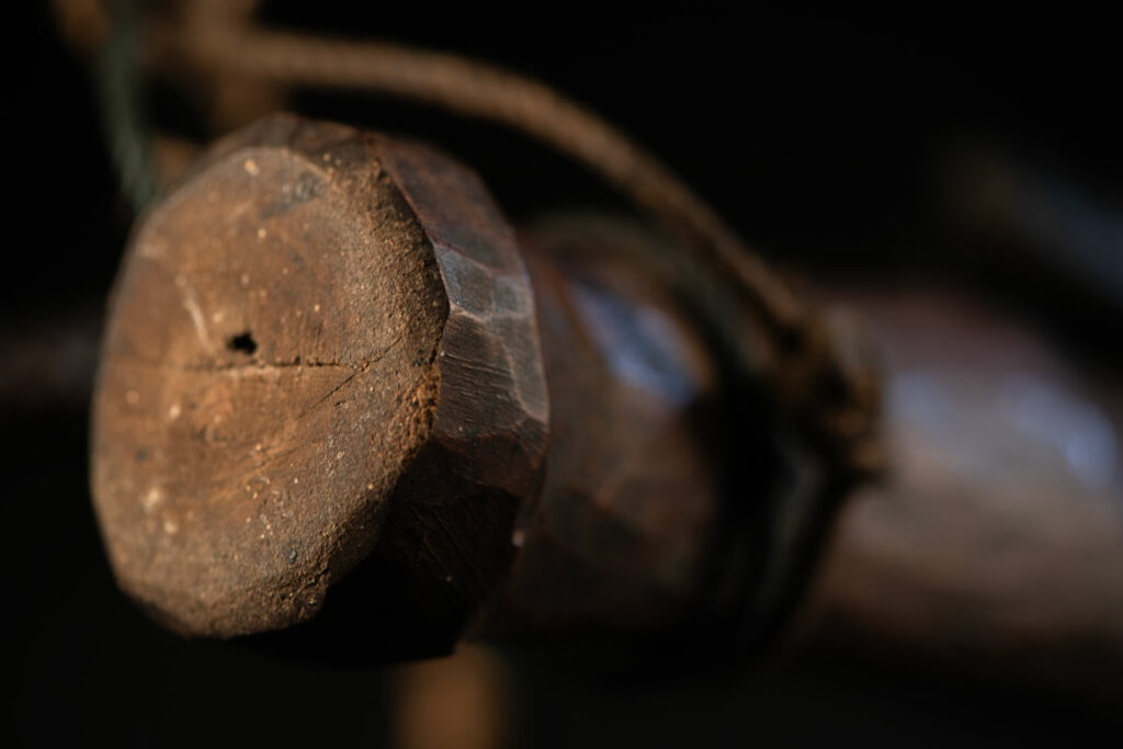 Knife Takkurus of the Yami tribe Knife ‘Takkurus’ and carved sheath of the Yami (Tao) tribe, used in rituals to combat evil spirits. This knife is carved on its shealth with geometric patterns
