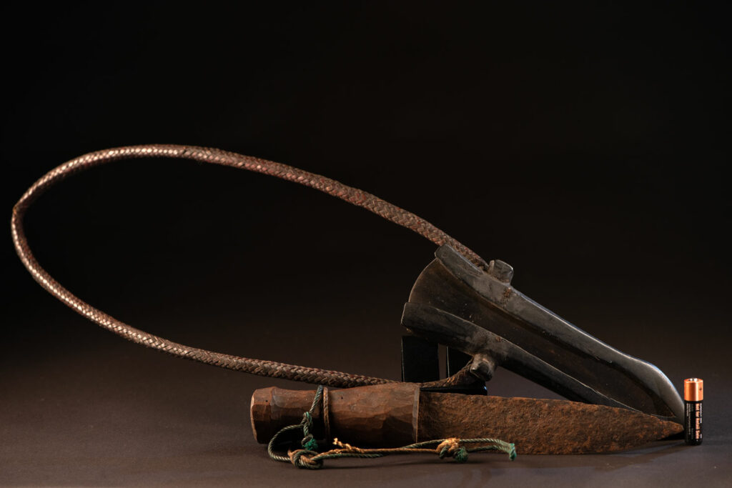 Knife Takkurus of the Yami tribe Knife ‘Takkurus’ and carved sheath of the Yami (Tao) tribe, used in rituals to combat evil spirits. This knife is carved on its shealth with geometric patterns