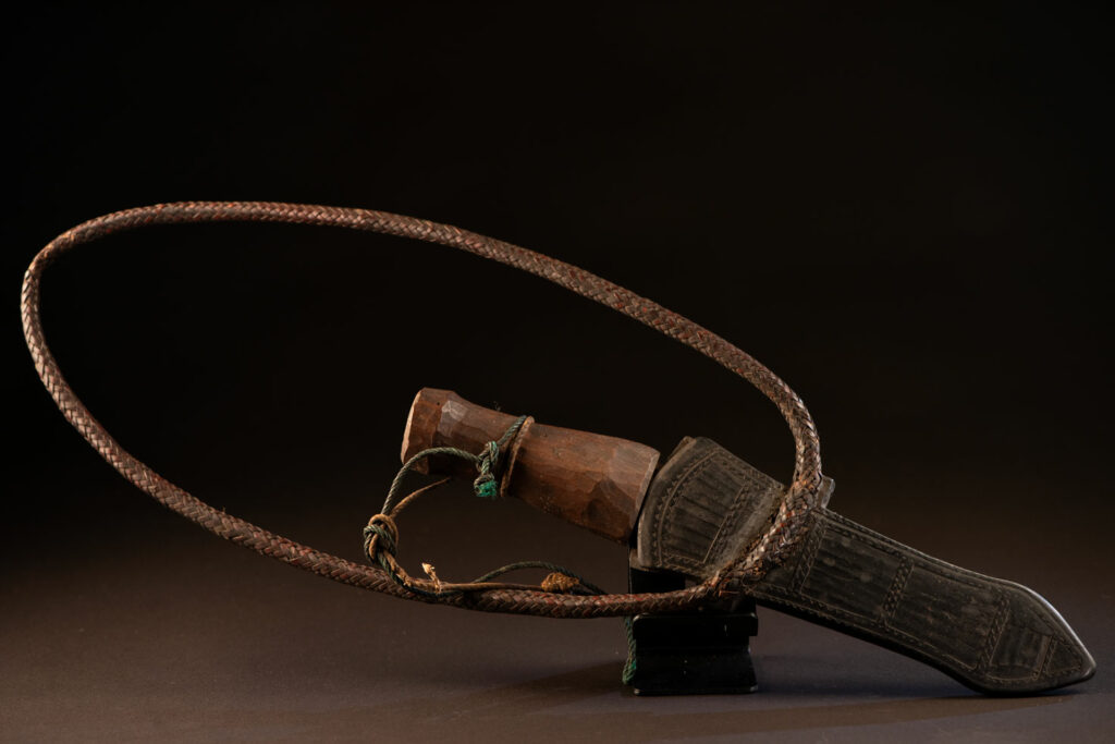 Knife Takkurus of the Yami tribe Knife ‘Takkurus’ and carved sheath of the Yami (Tao) tribe, used in rituals to combat evil spirits. This knife is carved on its shealth with geometric patterns