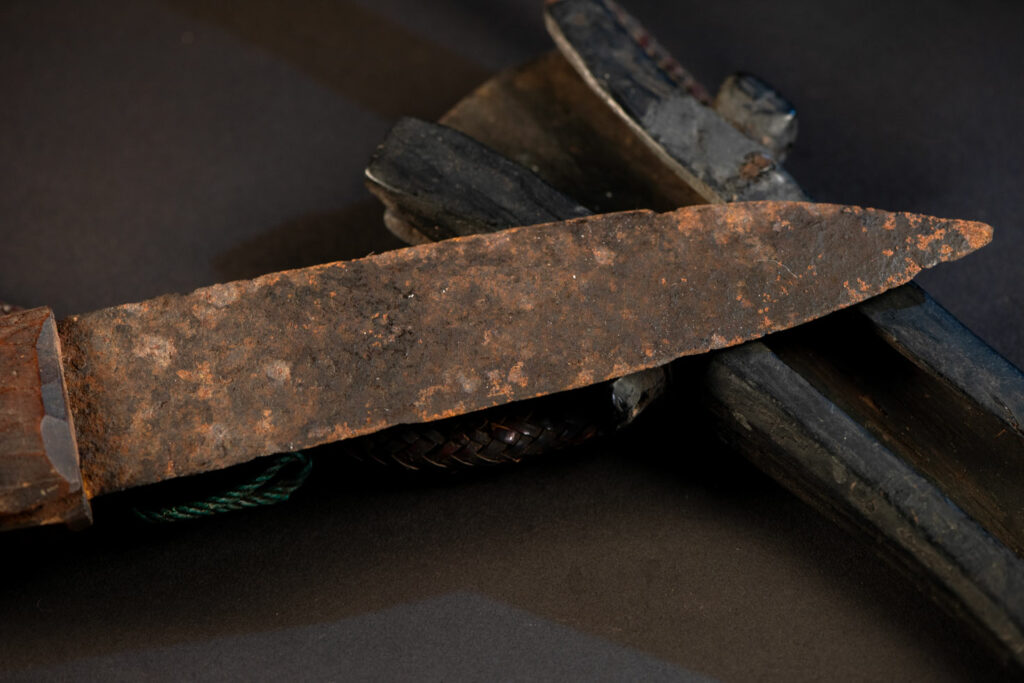 Knife Takkurus of the Yami tribe Knife ‘Takkurus’ and carved sheath of the Yami (Tao) tribe, used in rituals to combat evil spirits. This knife is carved on its shealth with geometric patterns