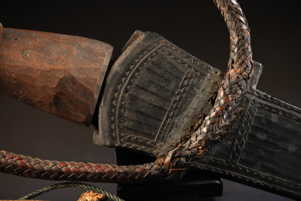 Knife Takkurus of the Yami tribe Knife ‘Takkurus’ and carved sheath of the Yami (Tao) tribe, used in rituals to combat evil spirits. This knife is carved on its shealth with geometric patterns