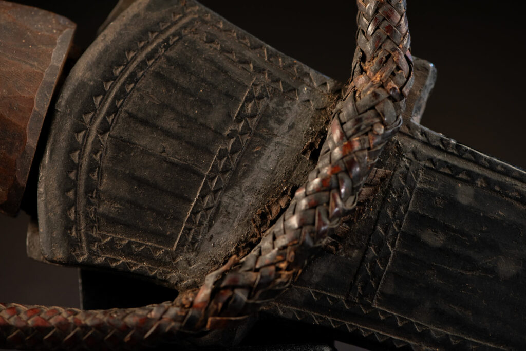 Knife Takkurus of the Yami tribe Knife ‘Takkurus’ and carved sheath of the Yami (Tao) tribe, used in rituals to combat evil spirits. This knife is carved on its shealth with geometric patterns