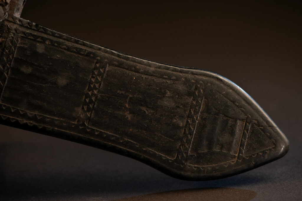 Knife Takkurus of the Yami tribe Knife ‘Takkurus’ and carved sheath of the Yami (Tao) tribe, used in rituals to combat evil spirits. This knife is carved on its shealth with geometric patterns