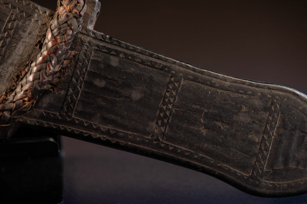 Knife Takkurus of the Yami tribe Knife ‘Takkurus’ and carved sheath of the Yami (Tao) tribe, used in rituals to combat evil spirits. This knife is carved on its shealth with geometric patterns