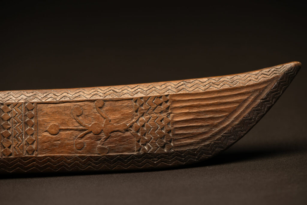 ‘Ipagan’ Knife and its sheath from the Yami (Tao) tribe. A fine example of the “Ipagan”, a short sword used to exorcise evil spirits but also to harvest. This sword, shorter than the Pararowai model, is notable for having both its handle and sheath carved with wave patterns, triangles, and the figure of the god Magamaog.