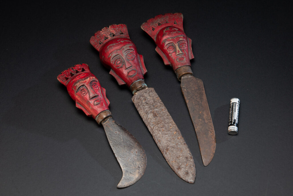 Set of three shamanic knifes from the Paiwan tribe, intended for sacred rituals. Painted in red and carved with a human head surmounted by additional heads, it reflects the typical style of Paiwan shamans and healers, who are in charge of the tribe’s physical and spiritual well-being. These shamanic knifes were used to cut herbs, beetle nuts, little animals and each one have a precise function.