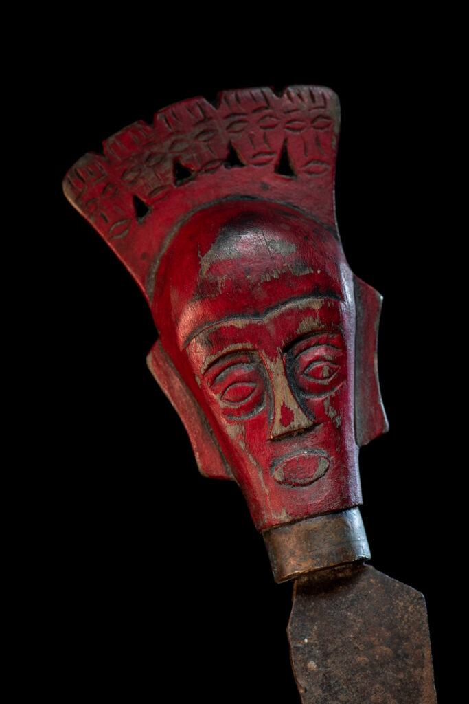 Set of three shamanic knifes from the Paiwan tribe, intended for sacred rituals. Painted in red and carved with a human head surmounted by additional heads, it reflects the typical style of Paiwan shamans and healers, who are in charge of the tribe’s physical and spiritual well-being. These shamanic knifes were used to cut herbs, beetle nuts, little animals and each one have a precise function.