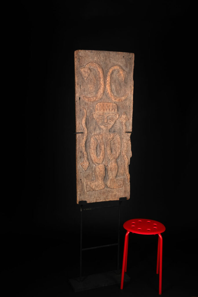 Paiwan tribes wood Door- 19 century - Standing figure and sacred snakes, two on the figure and two on a sides- south Taiwan. detail