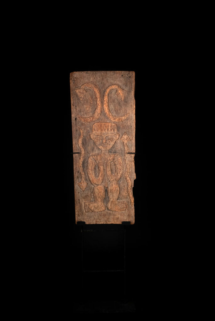 PPaiwan tribes wood Door- 19 century - Standing figure and sacred snakes, two on the figure and two on a sides- south Taiwan. detail