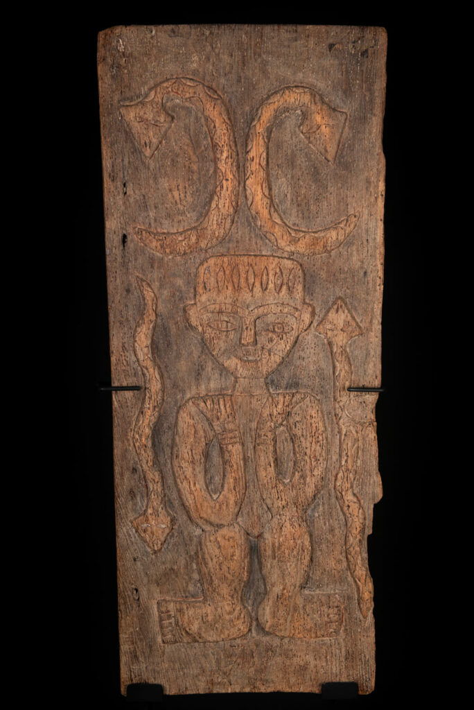Paiwan tribes wood Door- 19 century - Standing figure and sacred snakes, two on the figure and two on a sides- south Taiwan. detail