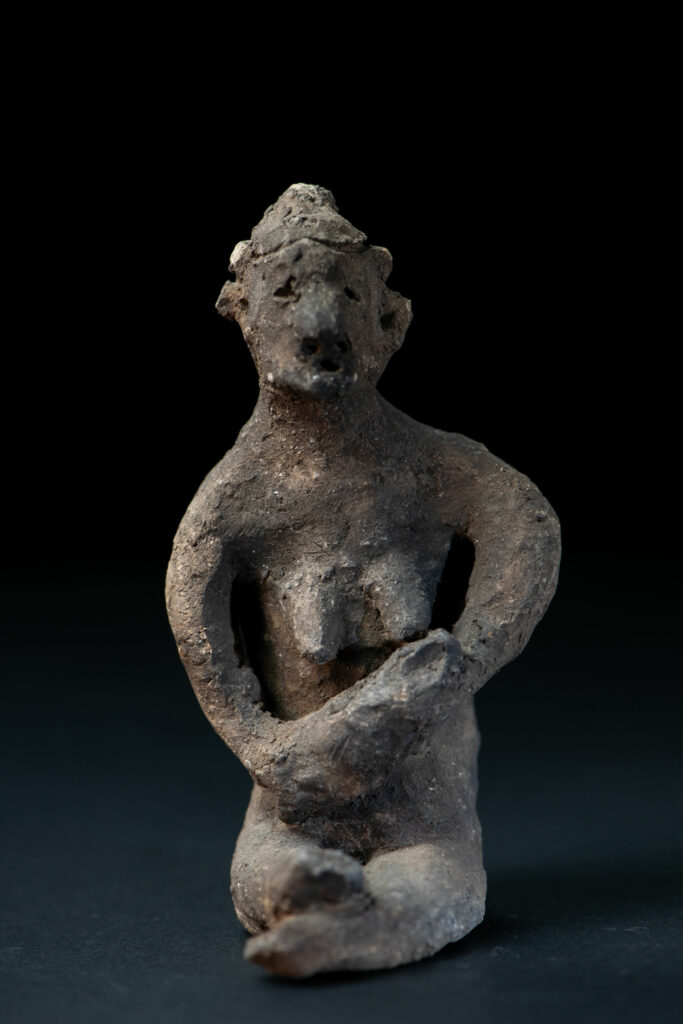 Terracotta statue from the Yami tribe depicting a woman, sculpted directly in the earth in front of the fire and intended to entertain children.