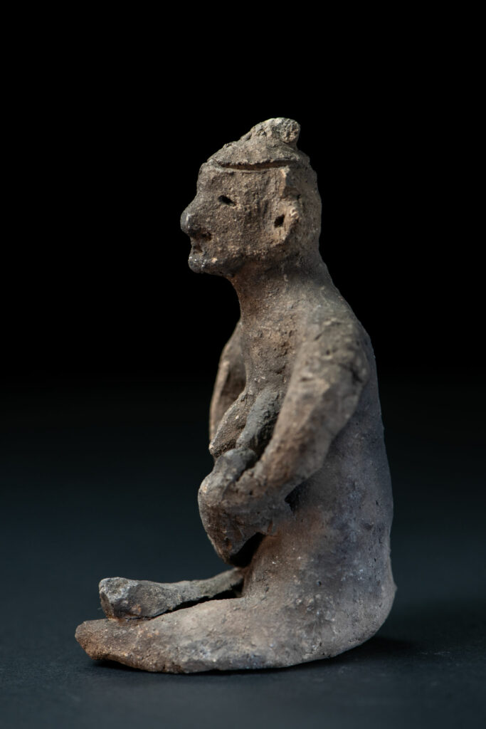 Terracotta statue from the Yami tribe depicting a woman, sculpted directly in the earth in front of the fire and intended to entertain children.