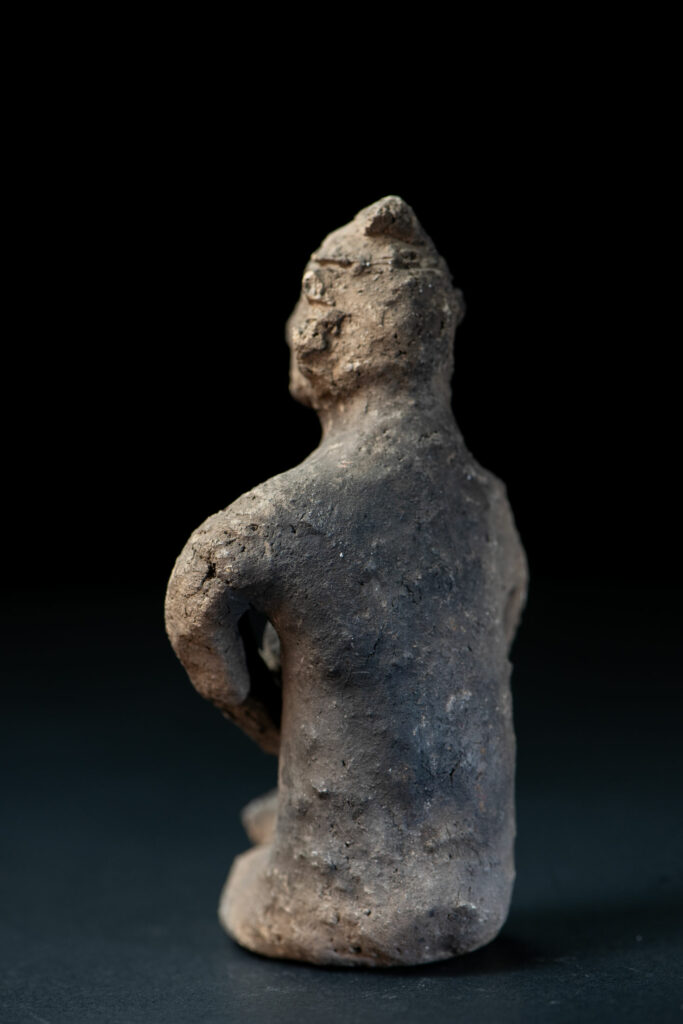Terracotta statue from the Yami tribe depicting a woman, sculpted directly in the earth in front of the fire and intended to entertain children.