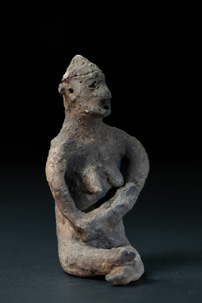 Terracotta statue from the Yami tribe depicting a woman, sculpted directly in the earth in front of the fire and intended to entertain children.
