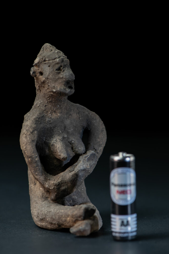 Terracotta statue from the Yami tribe depicting a woman, sculpted directly in the earth in front of the fire and intended to entertain children.