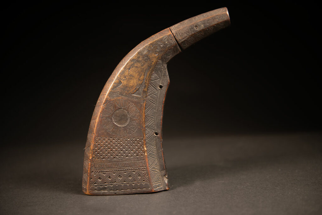 Powder flask from the Paiwan tribe, made from a horn sealed at the base with a wooden plug. The lid is made of horn too and is set up inside by a bamboo tube which provide the exact amount of powder.