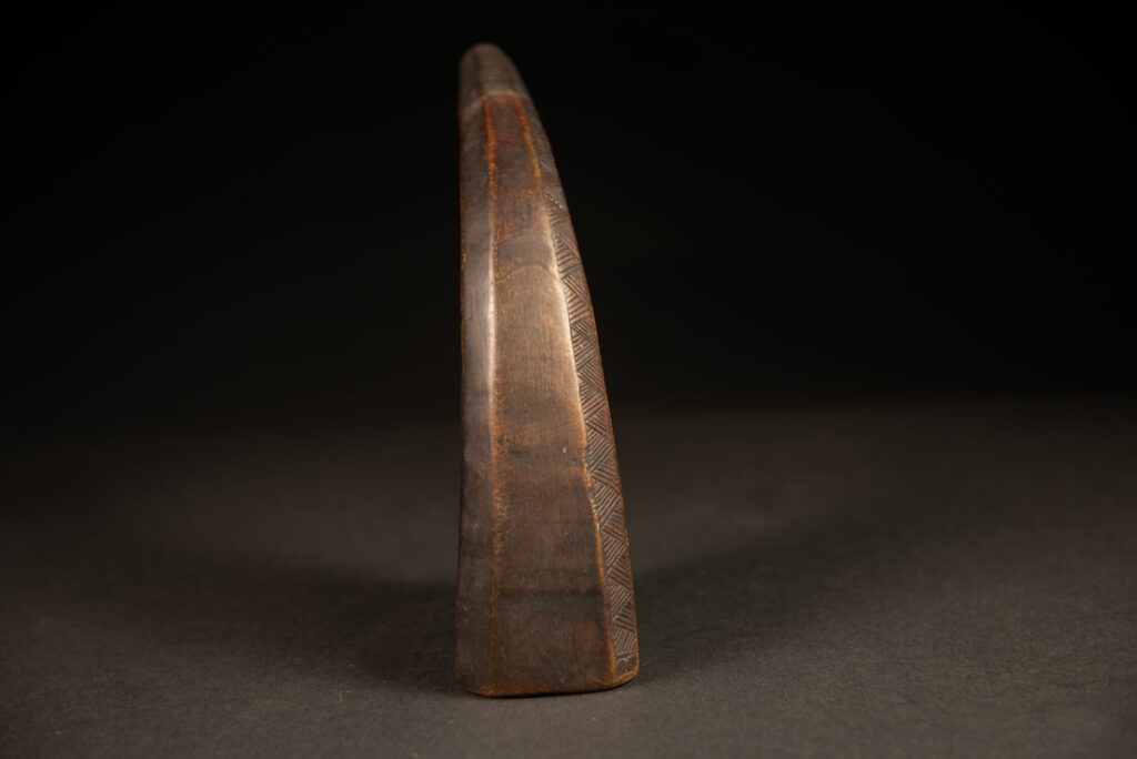 Powder flask from the Paiwan tribe, made from a horn sealed at the base with a wooden plug. The lid is made of horn too and is set up inside by a bamboo tube which provide the exact amount of powder.