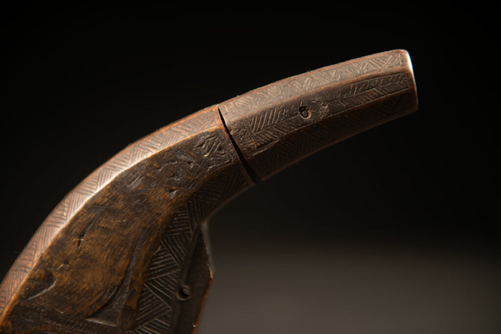 Powder flask from the Paiwan tribe, made from a horn sealed at the base with a wooden plug. The lid is made of horn too and is set up inside by a bamboo tube which provide the exact amount of powder.