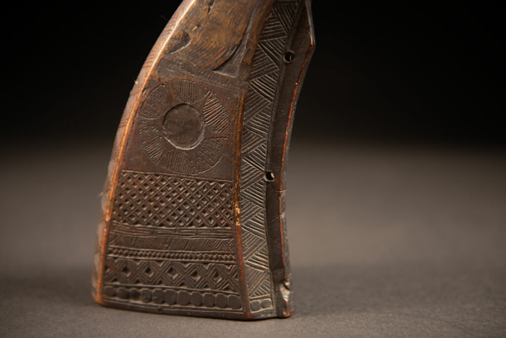 Powder flask from the Paiwan tribe, made from a horn sealed at the base with a wooden plug. The lid is made of horn too and is set up inside by a bamboo tube which provide the exact amount of powder.