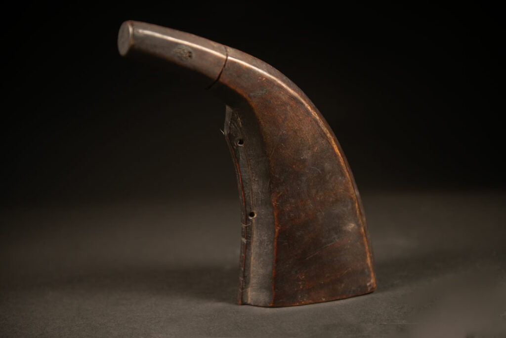 Powder flask from the Paiwan tribe, made from a horn sealed at the base with a wooden plug. The lid is made of horn too and is set up inside by a bamboo tube which provide the exact amount of powder.