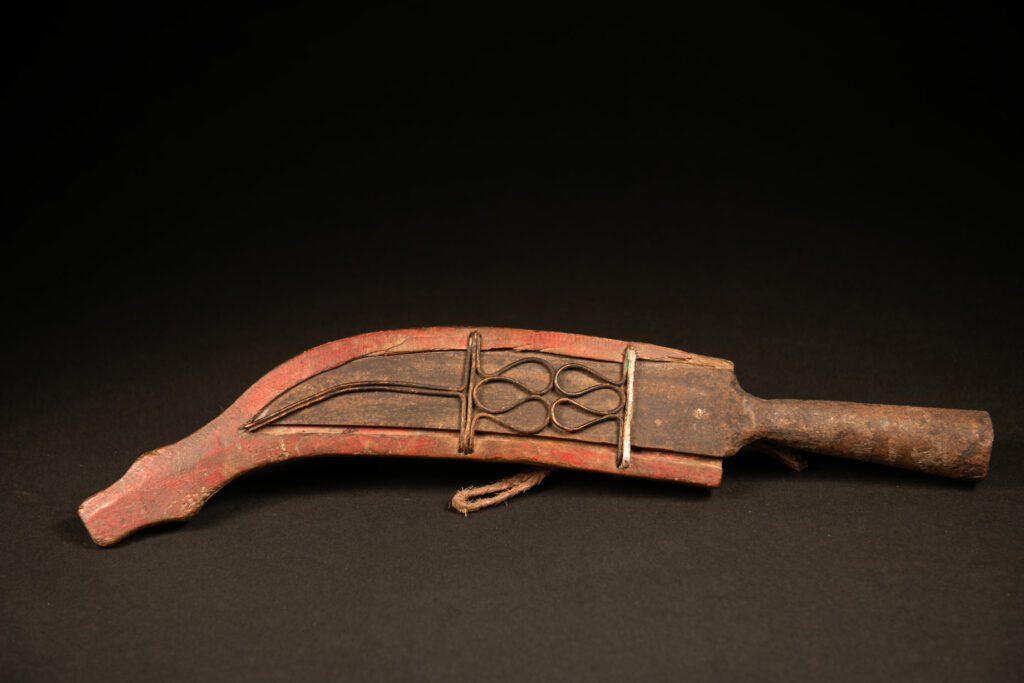 Simple Hunter Paiwan tribe knife , not carved, paint in red , the knife is done on one piece of steel with the handle . Taiwan Tribe