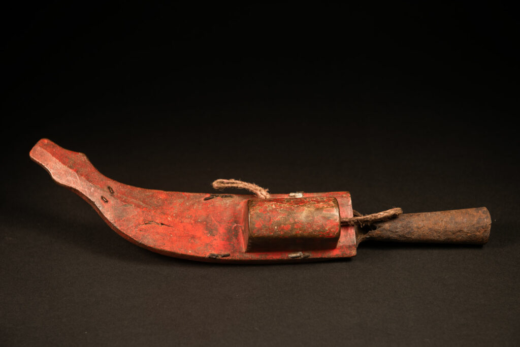 Simple Hunter Paiwan tribe knife , not carved, paint in red , the knife is done on one piece of steel with the handle . Taiwan Tribe